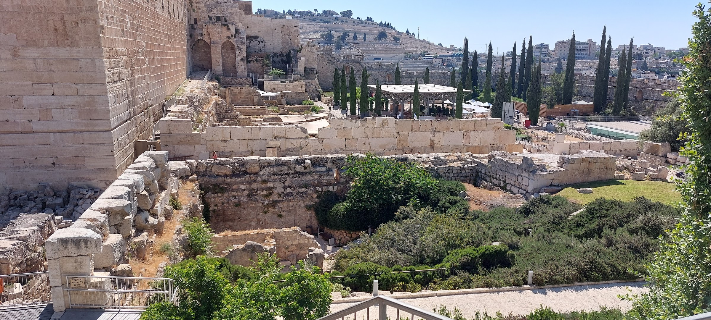 The archeological park in the Old City of Jerusalem (photo: Elchanan Poupko, public domain)